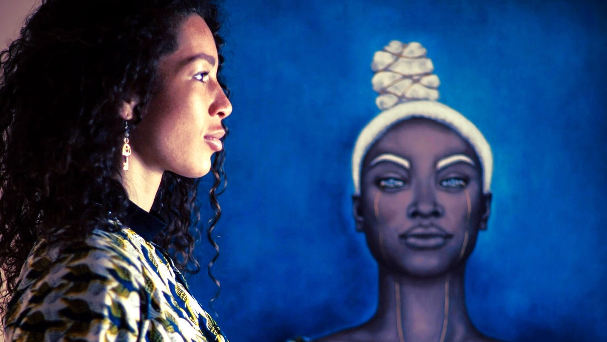 Buntes Porträt einer schwarzen Frau vor einem künstlerischen Hintergrund.