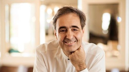 Fröhlicher Mann beim Bubble Brunch im Kultur- und Museumsverein Eibiswald, gemütliches Ambiente, Gen.