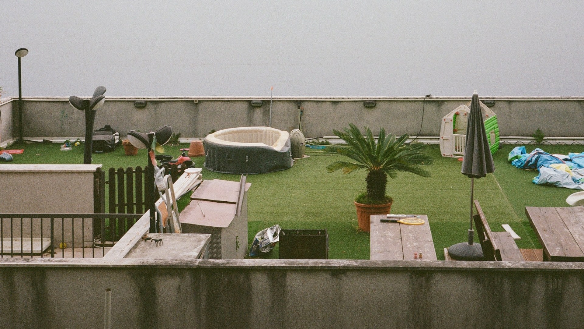 Hochwertige Dachterrasse mit Blick auf den Himmel und gemütlicher Lounge-Ecke. Perfekt für entspannt.